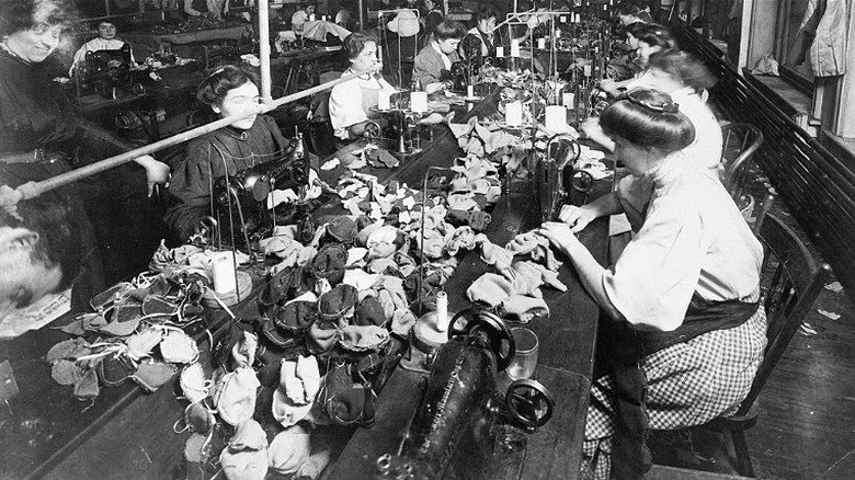Femmes fabriquant des ours en peluche en 1915