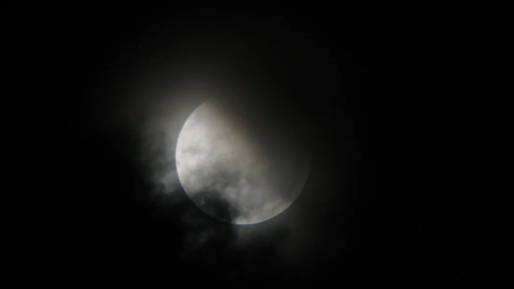 Découverte fascinante du côté caché de la Lune