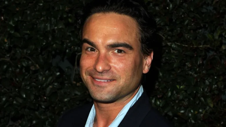 La Transformation de Johnny Galecki : De l&rsquo;Enfance à la Célébrité