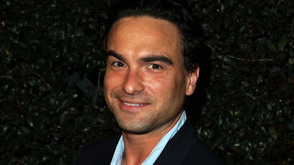 La Transformation de Johnny Galecki : De l'Enfance à la Célébrité