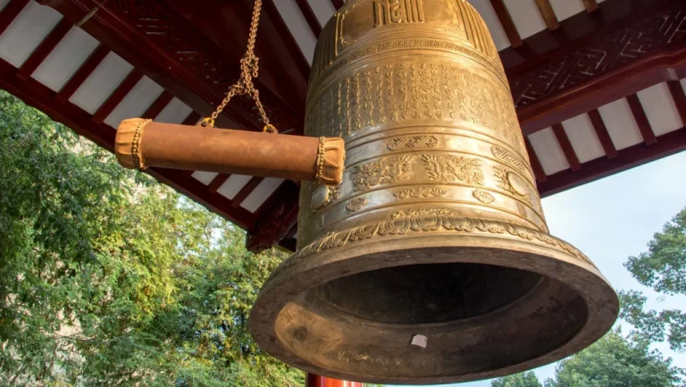 Le vol incroyable d&rsquo;une cloche de 1,360 kg au monastère