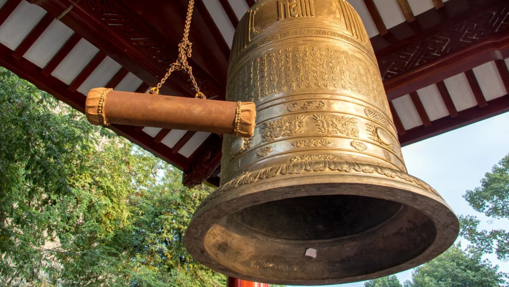 Le vol incroyable d'une cloche de 1,360 kg au monastère