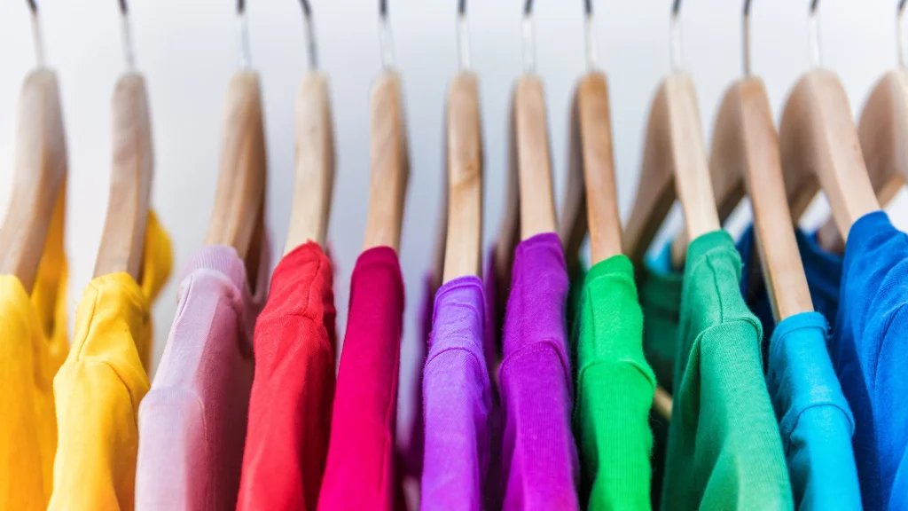Tout savoir sur les T-shirts Hypercolor des années 90