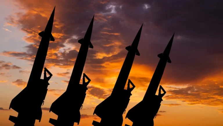 Tout savoir sur les missiles balistiques : types et portées