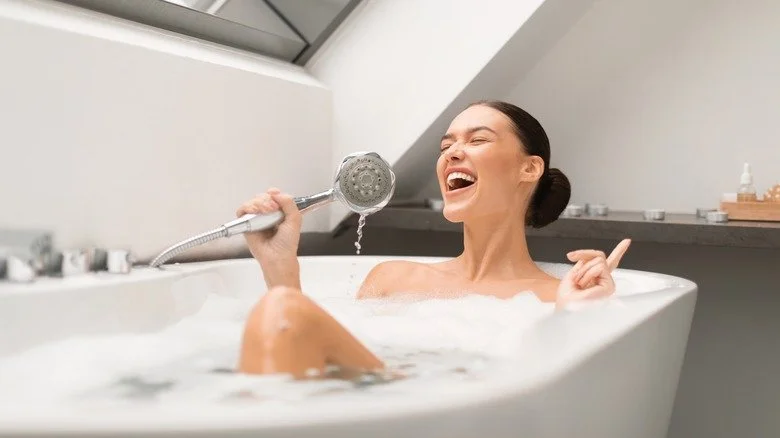 Ressemblance avec Keira Knightley chantant dans la baignoire