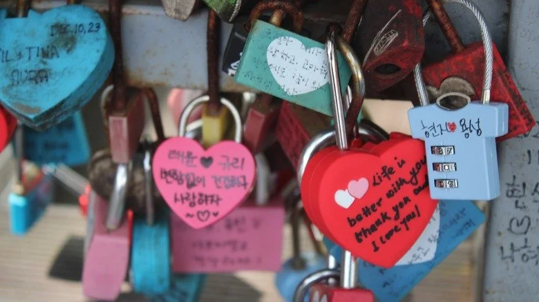 Cadenas d'amour accrochés à un pont