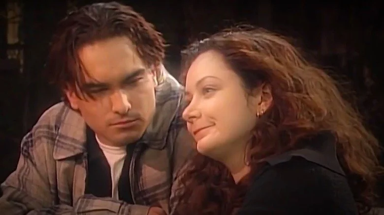 Sara Gilbert et Johnny Galecki dans une scène de Roseanne