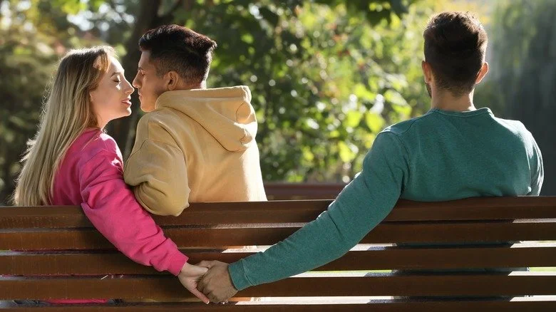 Trois personnes sur un banc