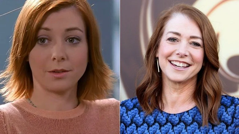 Willow Rosenberg portant un pull orange dans 'Buffy contre les vampires' et Alyson Hannigan portant un haut bleu et souriant sur le tapis rouge