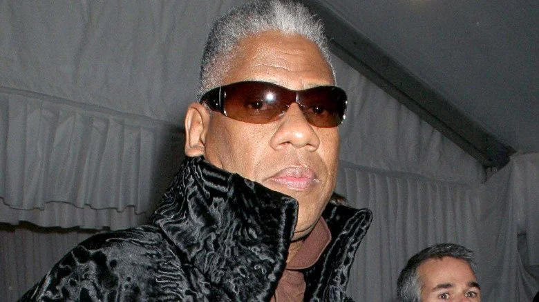 Andre Leon Talley avec lunettes de soleil et col retourné