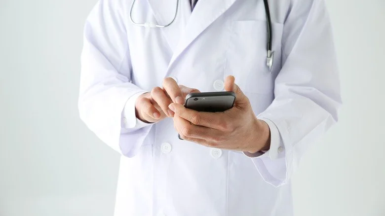 médecin utilisant un téléphone portable
