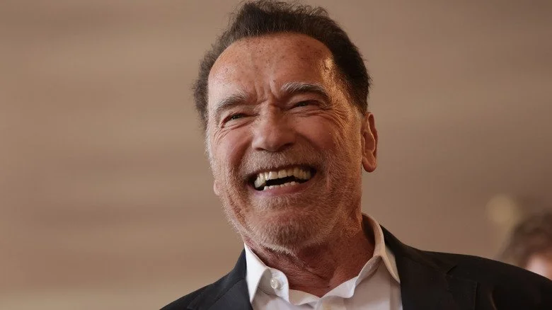 Arnold Schwarzenegger souriant en costume