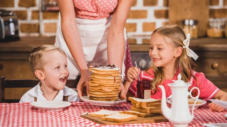 Enfants des années 1950 prenant leur petit-déjeuner