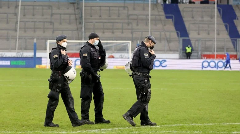 Policiers dans une salle de sport