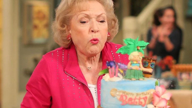 Betty White célébrant un anniversaire sur le plateau