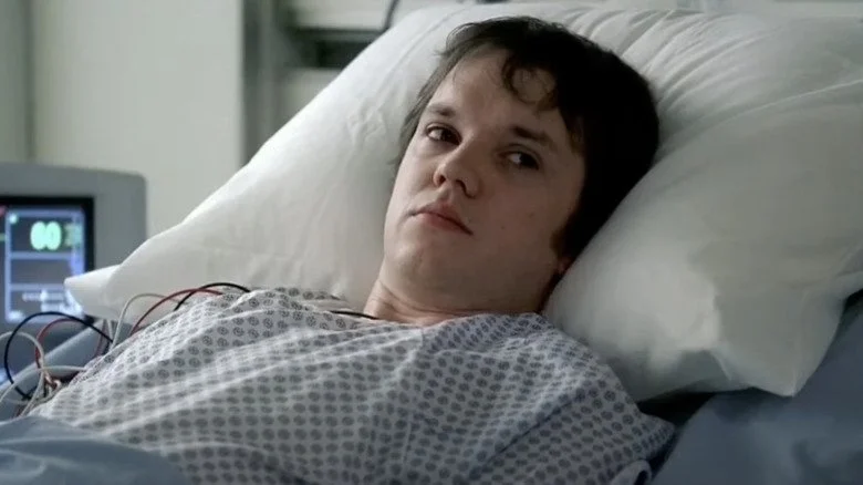 Zack dans un lit d'hôpital dans Bones