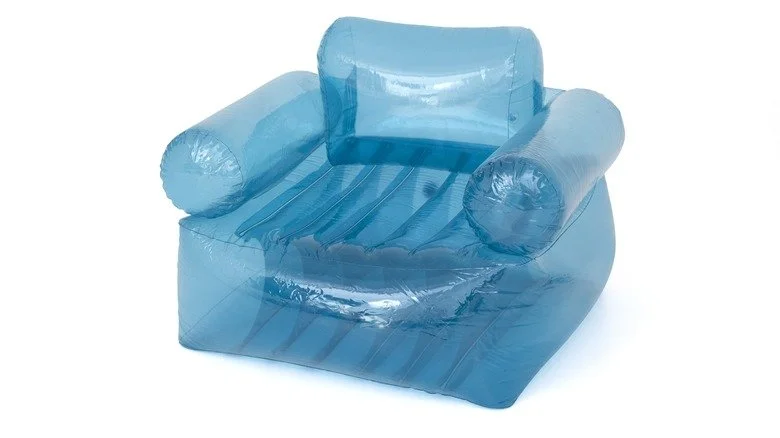 chaise en plastique gonflable bleue
