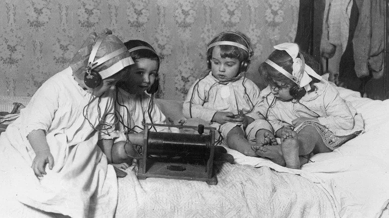 Enfants écoutant la radio