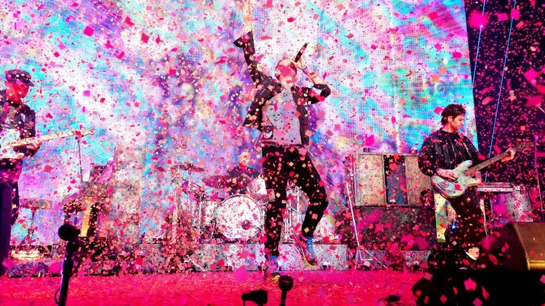 Coldplay sur scène avec des confettis