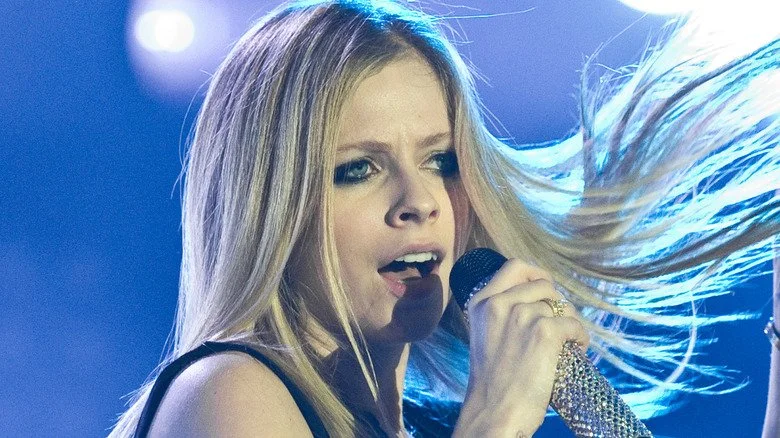 Avril Lavigne chante