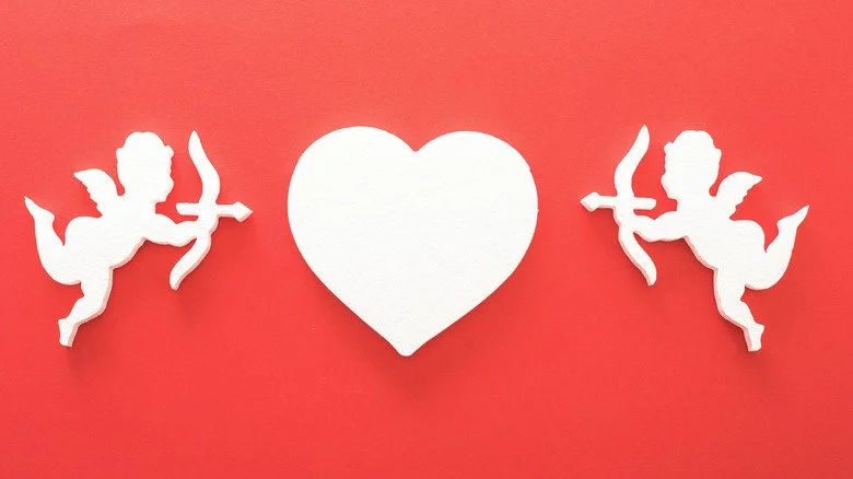 Cupid tirant des flèches sur un cœur