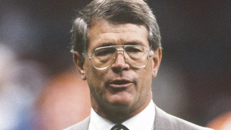 Dan Reeves en costume lors d'un match