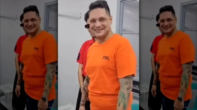 Dennis Da Silva souriant avec une chemise orange en prison