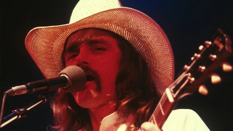 Dickey Betts chante et joue de la guitare
