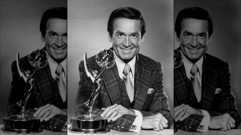Bob Barker posant avec un prix Golden Globe