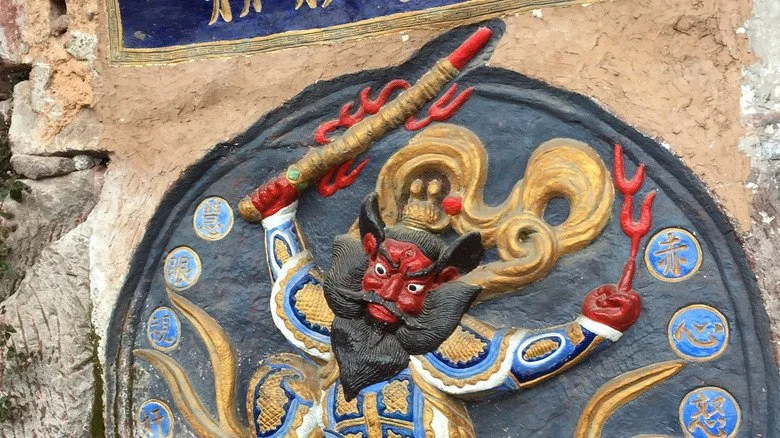 Statue d'Erlang Shen sur un mur