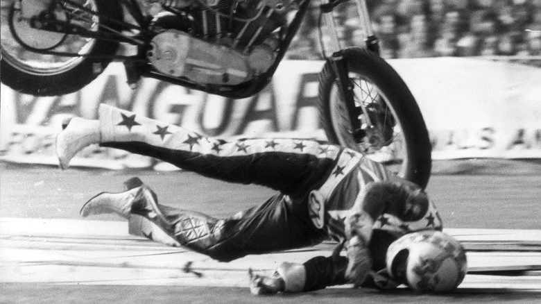 Accident de moto avec un homme glissant sur le sol