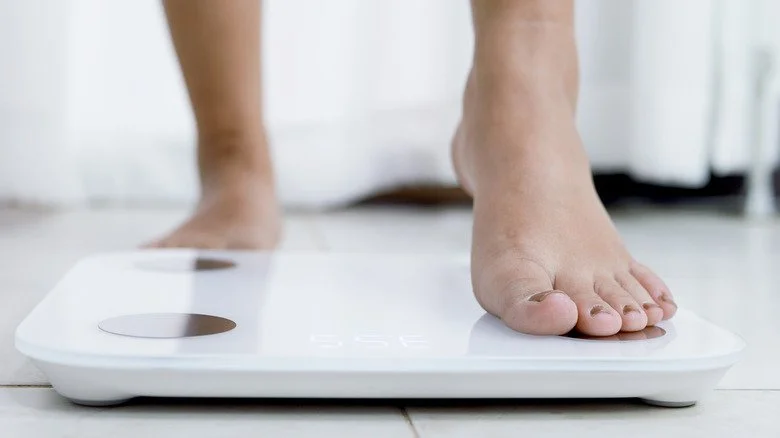 Pieds sur une balance