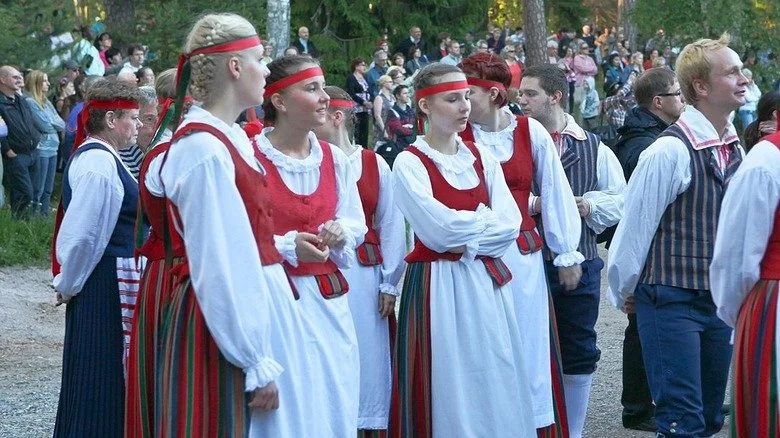 Finlandais en costume traditionnel