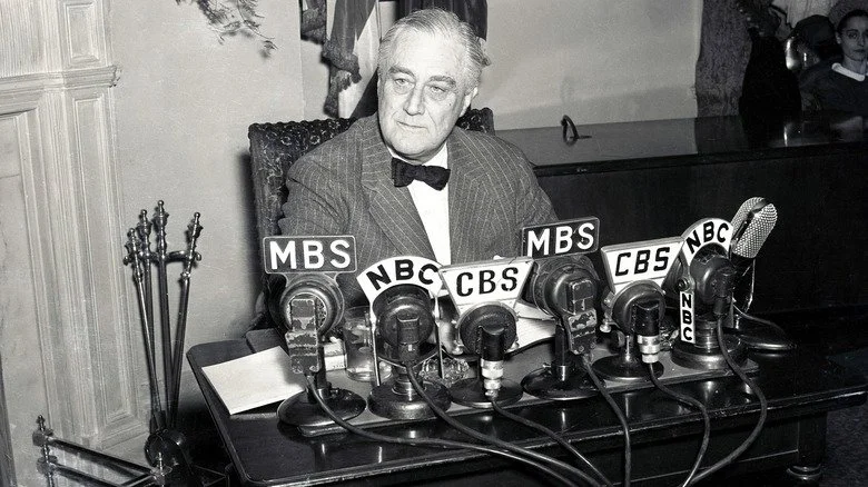 Franklin D. Roosevelt donnant un discours au coin du feu à la radio