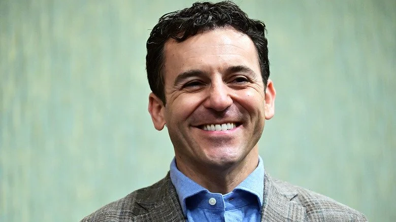 Fred Savage souriant pour une photo lors de WatchTime New York 2024