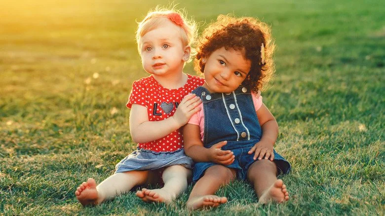 Deux petites filles assises dans l'herbe