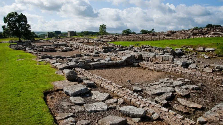 Ruines du fort romain Vindolanda sous un ciel bleu