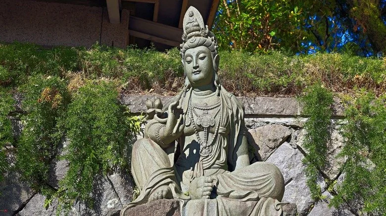 Statue de Guanyin dans un jardin