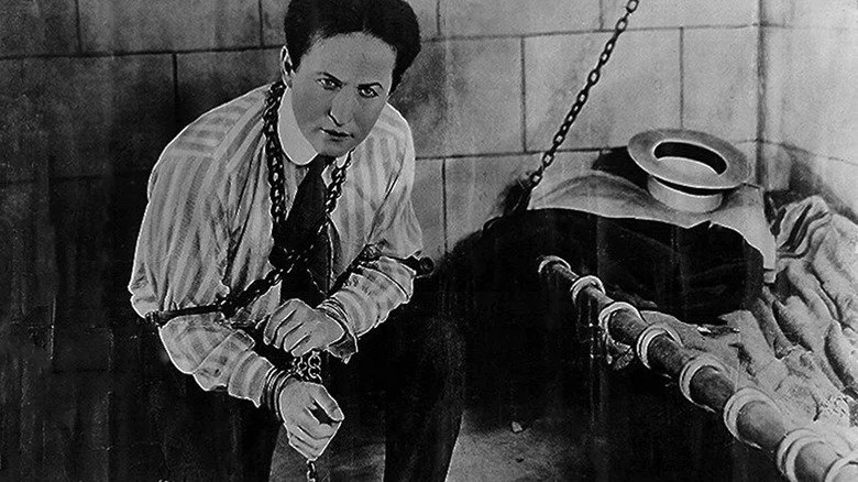 Harry Houdini portant des chaînes