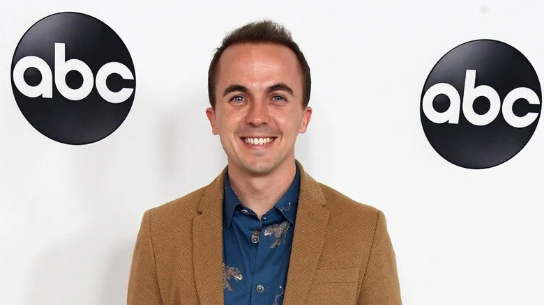 Frankie Muniz posant devant des logos ABC en 2018