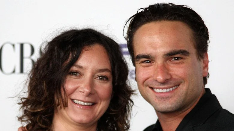 Sara Gilbert posant avec Johnny Galecki sur un tapis rouge en 2008
