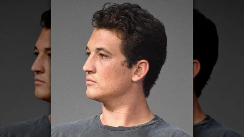 Miles Teller posant et regardant à gauche