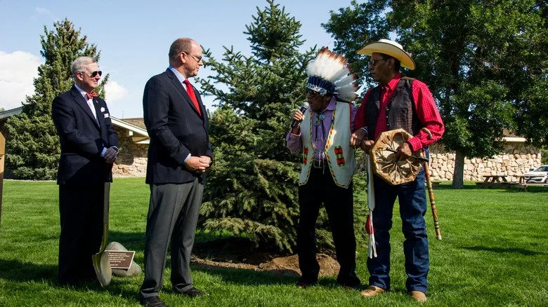 Joe Medicine Crow avec son petit-fils Cody Wyoming