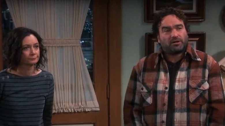 Sara Gilbert et Johnny Galecki se réunissant dans le reboot de Roseanne
