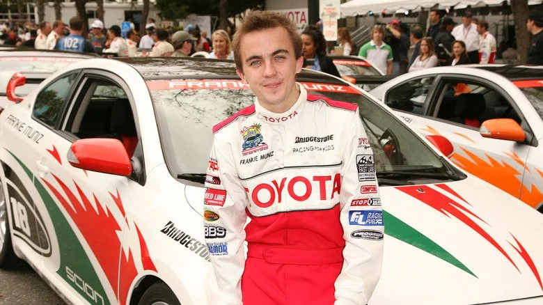 Frankie Muniz posant avec une voiture lors de la course Toyota Pro/Célébrités de 2004