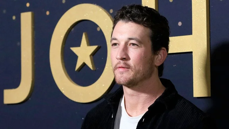 Miles Teller regardant à gauche lors d'un événement de presse