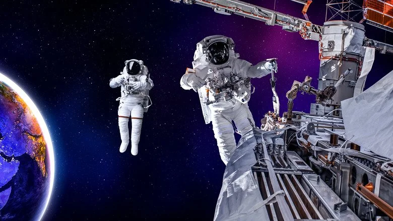 Deux astronautes dans l'espace