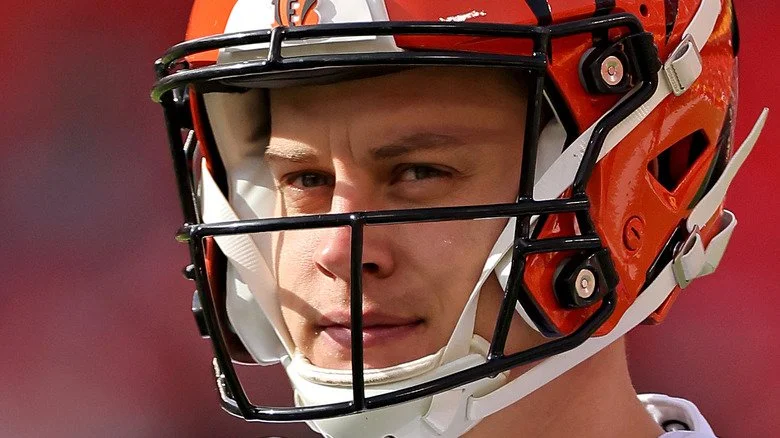 Joe Burrow en casque de football