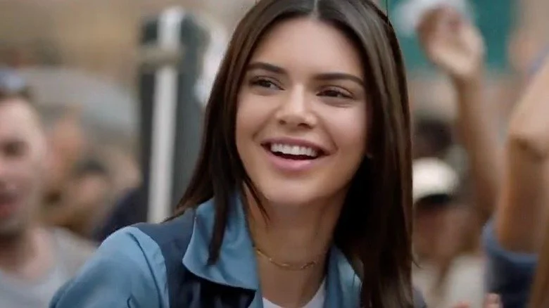Kendall Jenner souriant dans une publicité Pepsi
