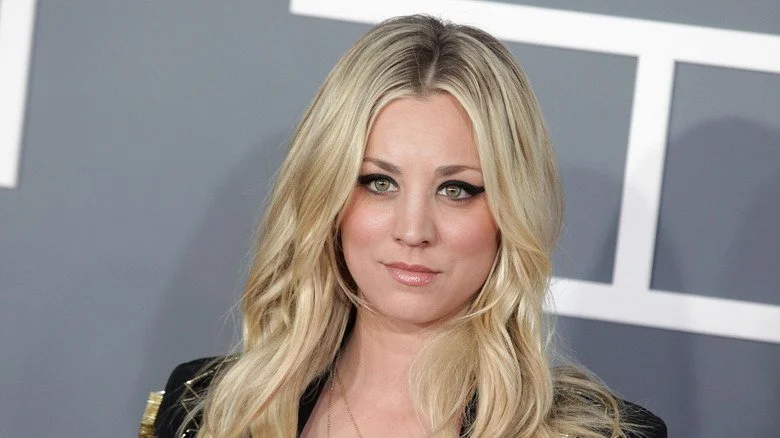 Kaley Cuoco posant